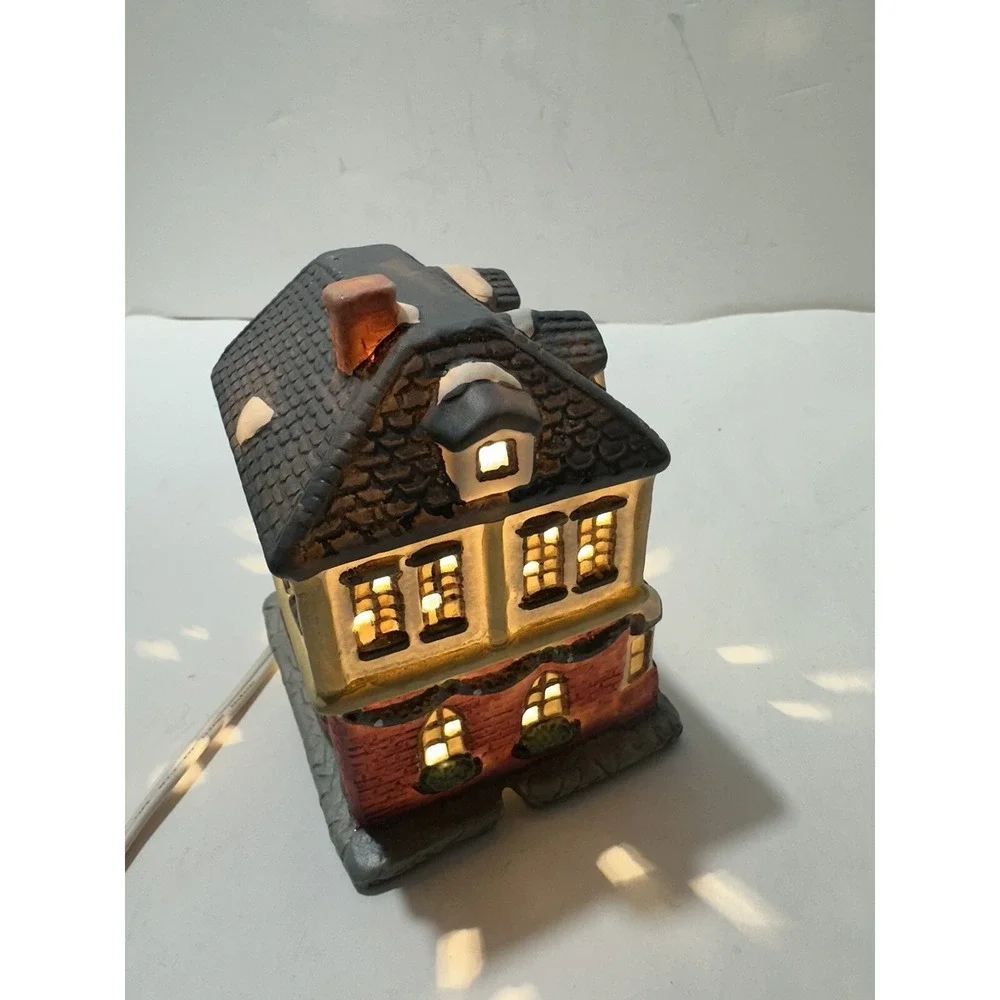 Victorian Village Collectibles Edition Hand Painted  Porcelain House W‎ Light